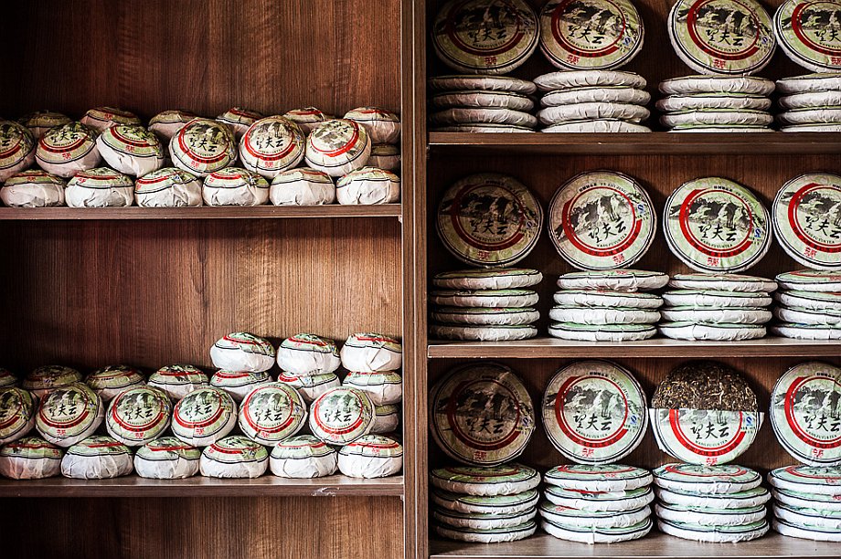 Xizhou, półki z herbatą Pu'er (Yunnan (Chiny) 2012, część 1/2)